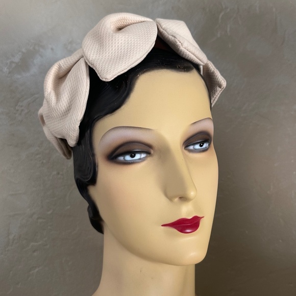FUN 1950s\' DESIGNER GENE DORIS HONEYCOMB IVORY FABRIC HAT WITH BEAUTIFUL FOLDS